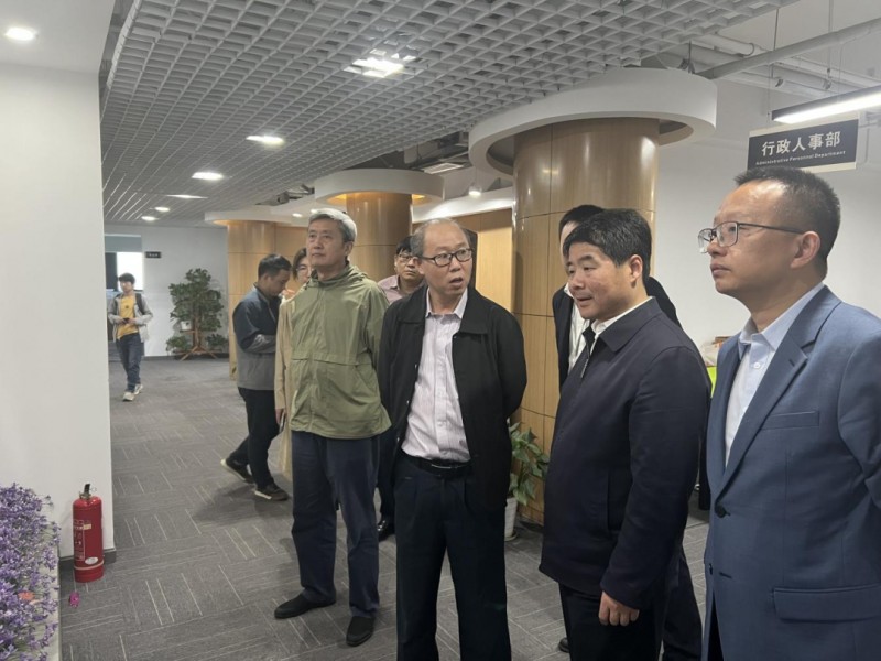 黄陂区委副书记、政法委书记胡艺调研华商孵化器